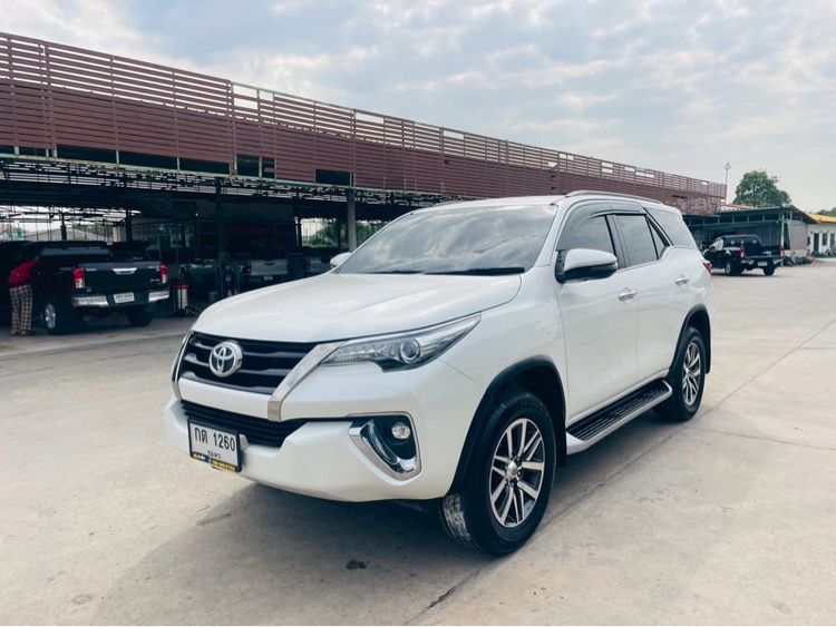 Toyota Fortuner 2018 2.4 V 4WD Van เบนซิน เกียร์อัตโนมัติ ขาว