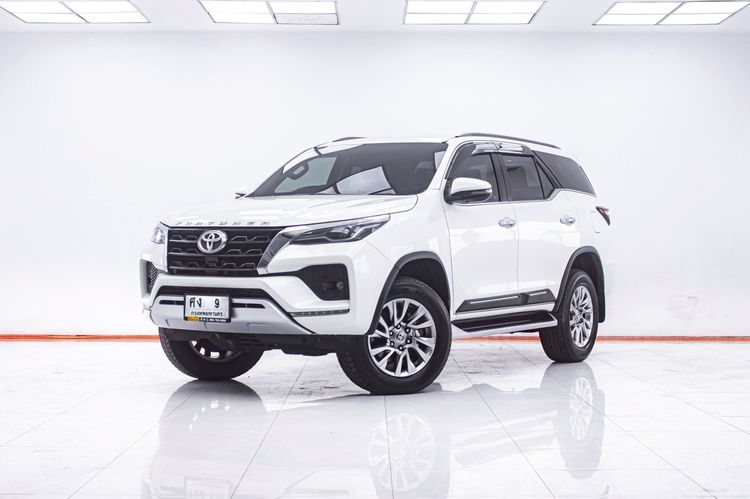 รถ Toyota Fortuner 2.4 V สี ขาว
