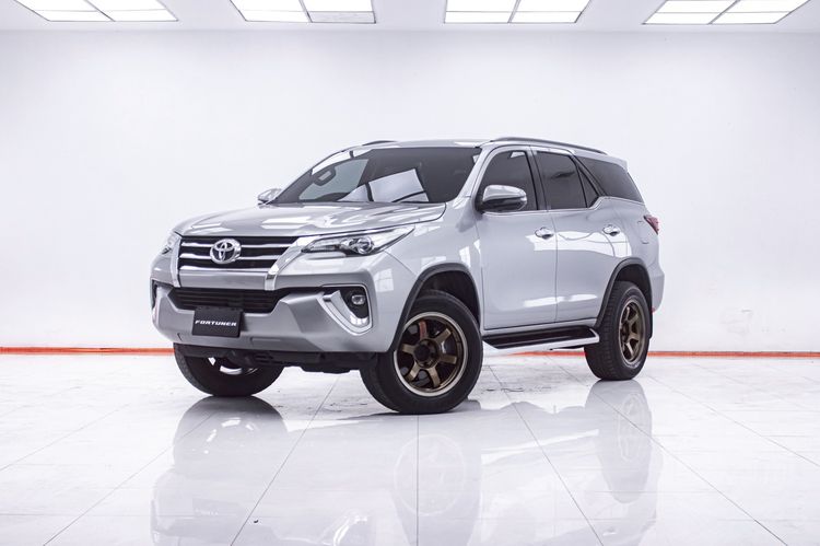 รถ Toyota Fortuner 2.4 V สี เทา