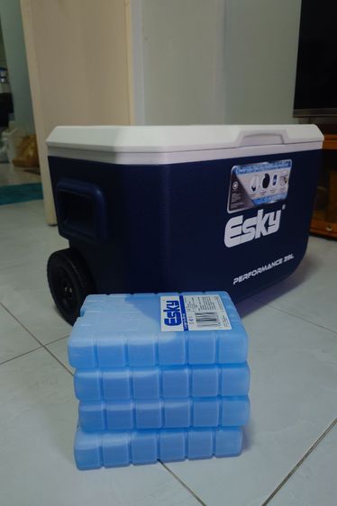 กระติก esky มีล้อ 39L ไม่ผ่านการใช้งาน
