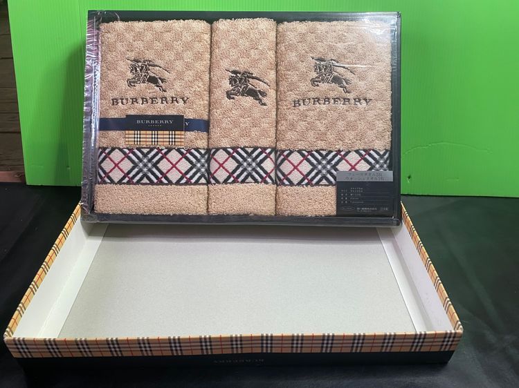 ขายชุด ผ้าเช็ดหน้า burberry แบบกล่อง มี 3 ผืน รูปที่ 3