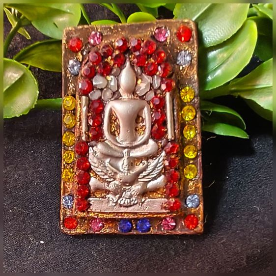 สมเด็จพิมพ์ประธานทรงครุฑ ด้านหลังเป็นรูปเหมือนสมเด็จพระพุฒาจารย์ (โต พรหมรังสี) งานบุเงินประดับพลอยสีสูง 1.5 นิ้วสวยมาก รูปที่ 3