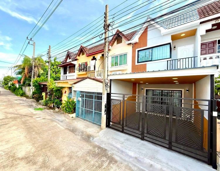 บ้านทาวน์เฮาส์รีโนเวทใหม่ทั้งหลัง พร้อมเข้าอยู่
