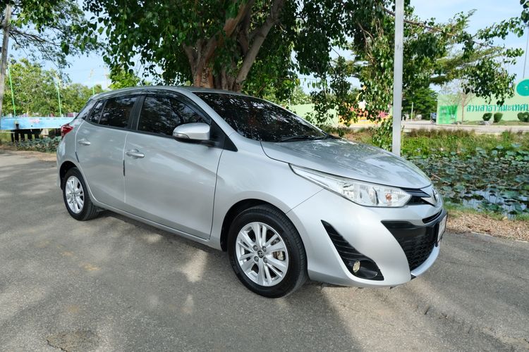 รถ Toyota Yaris 1.2 E สี บรอนซ์เงิน