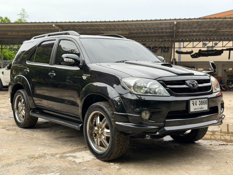 รถ Toyota Fortuner 3.0 V 4WD สี ดำ