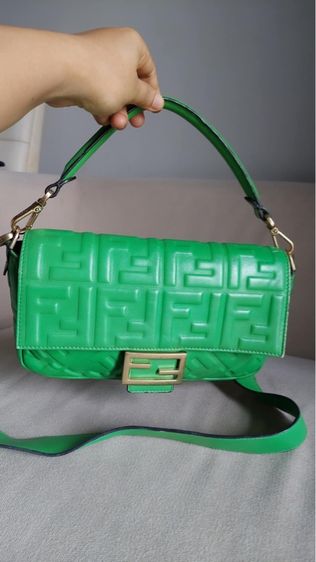กระเป๋าสะพาย Fendi สีเขียว เหนี่ยวทรัพย์
