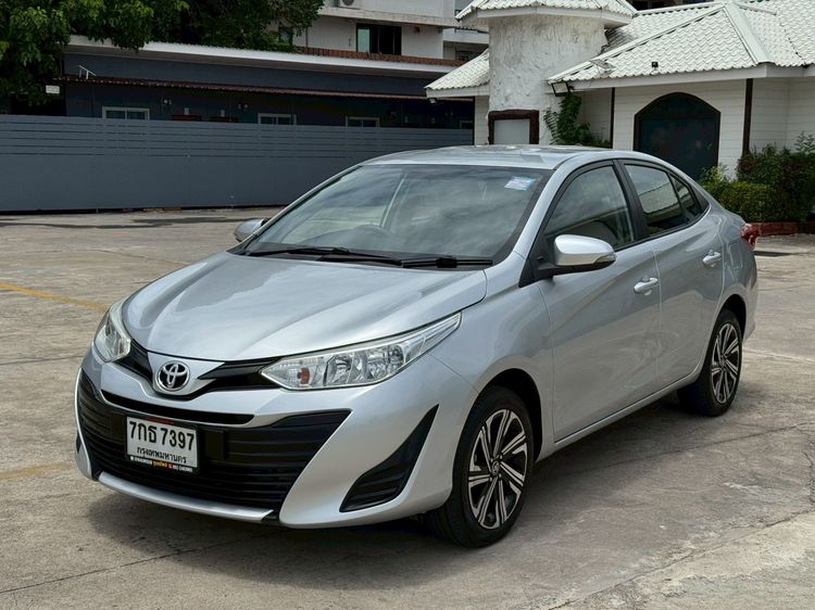 รถ Toyota Yaris ATIV 1.2 E สี บรอนซ์เงิน
