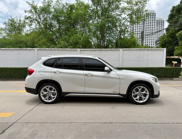 BMW X1 2014 2.0 sDrive18i xLine Sedan เบนซิน ไม่ติดแก๊ส เกียร์อัตโนมัติ ขาว รูปที่ 2