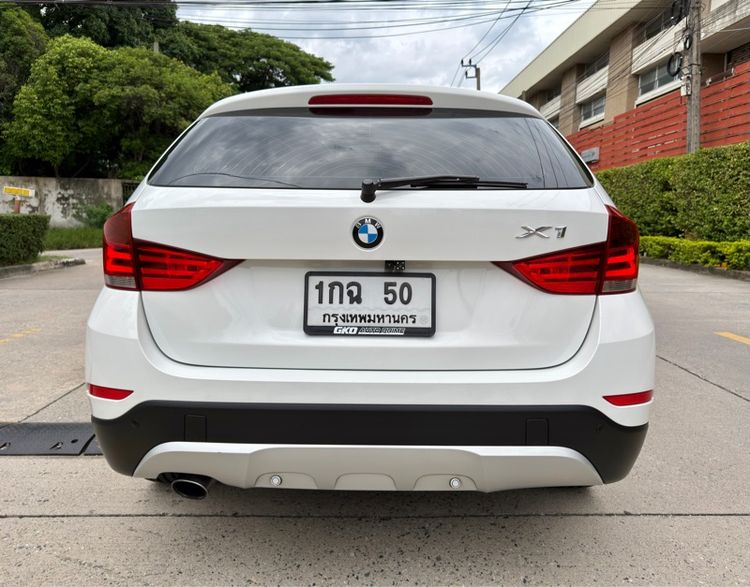BMW X1 2014 2.0 sDrive18i xLine Sedan เบนซิน ไม่ติดแก๊ส เกียร์อัตโนมัติ ขาว รูปที่ 4