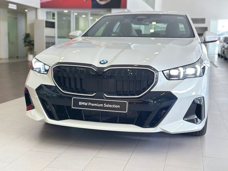 รถ BMW Series 5 520d สี ขาว