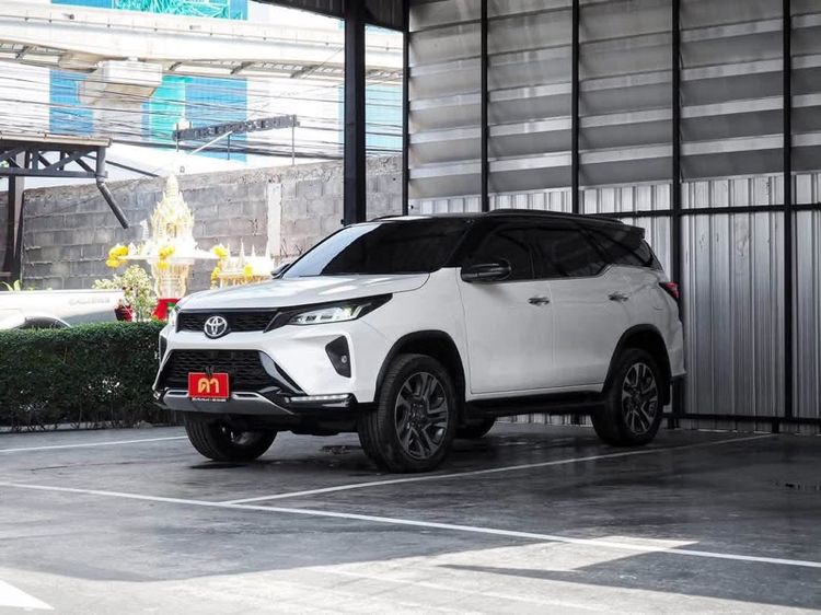 รถ Toyota Fortuner 2.4 Leader V 4WD สี ขาว