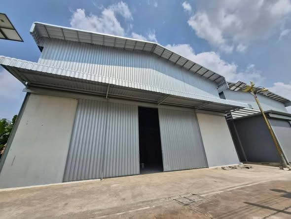 โกดังโรงงานใหม่ให้เช่า ❗️❗️ 🔸พื้นที่ 400 ตารางเมตร 🔸พื้นรับน้ำหนัก 3-5ตัน ถนนลาดกระบัง