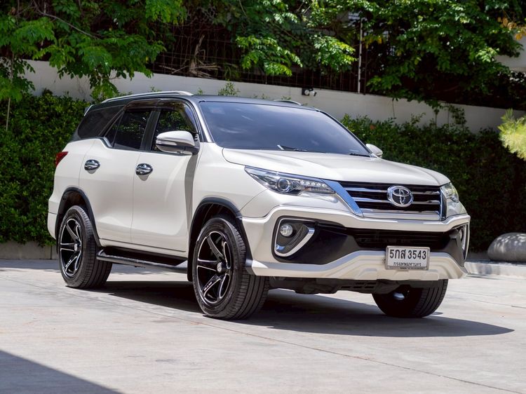 รถ Toyota Fortuner 2.4 V สี ขาว