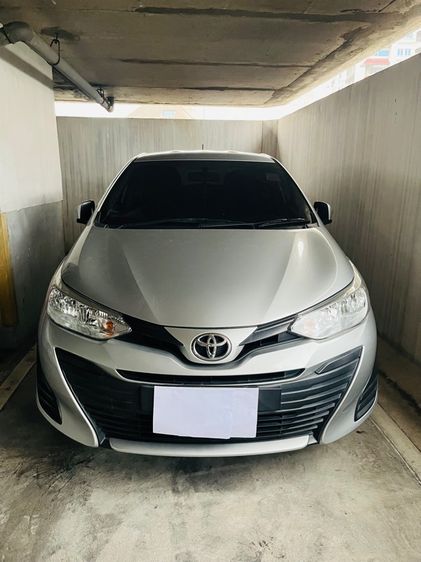 รถ Toyota Yaris ATIV 1.2 E สี บรอนซ์เงิน