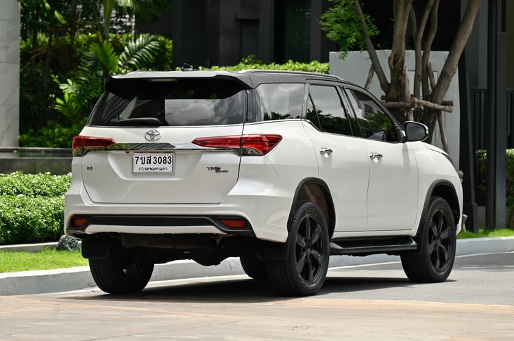 Toyota Fortuner 2017 2.8 V TRD Sportivo Black Top Utility-car ดีเซล ไม่ติดแก๊ส เกียร์อัตโนมัติ ขาว รูปที่ 4