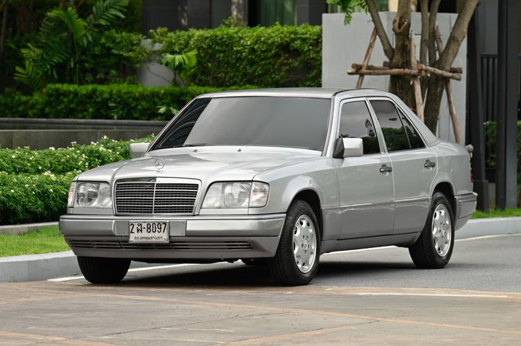 รถ Mercedes-Benz E-Class E220 สี บรอนซ์เงิน