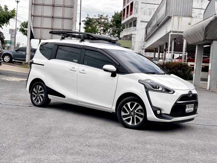 รถ Toyota Sienta 1.5 V สี ขาว