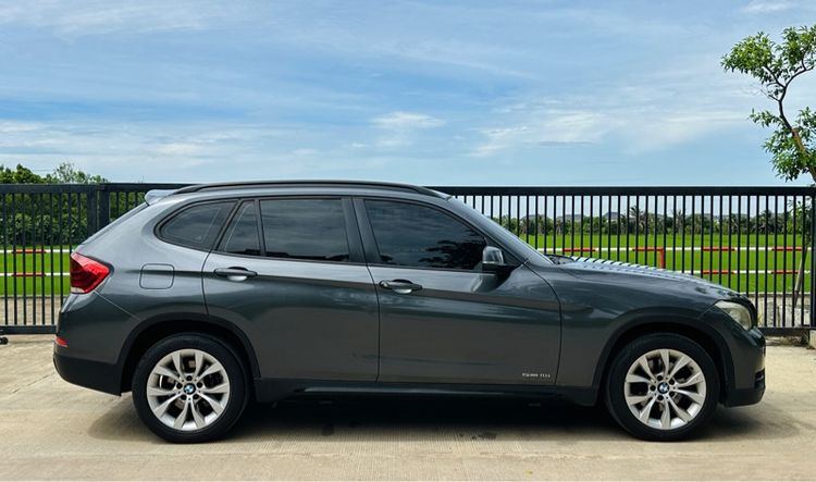 BMW X1 2013 2.0 sDrive18i Sport Utility-car เบนซิน ไม่ติดแก๊ส เกียร์อัตโนมัติ เทา รูปที่ 2