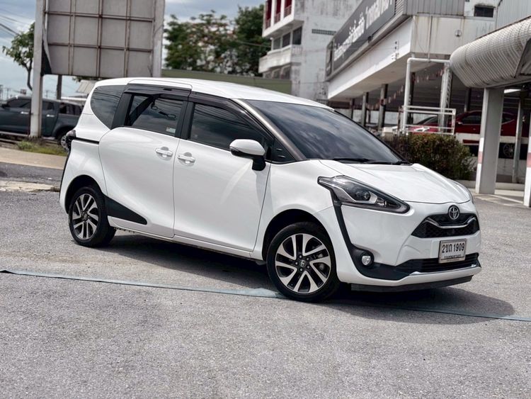 รถ Toyota Sienta 1.5 V สี ขาว