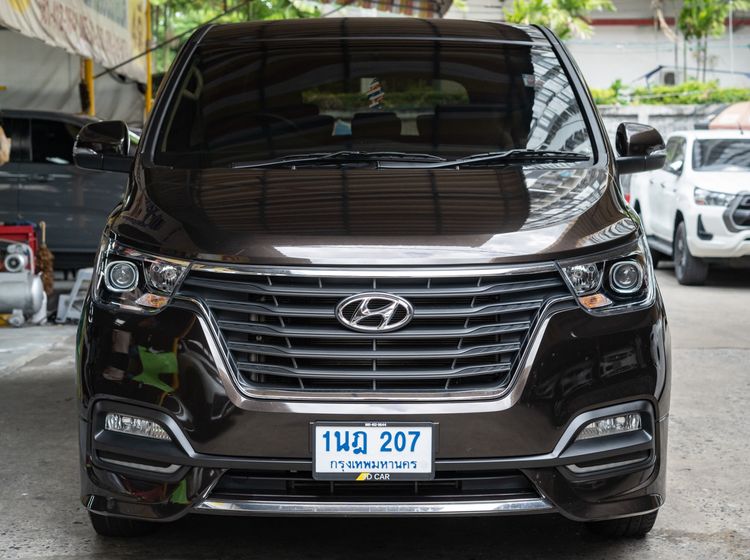 รถ Hyundai H-1  2.5 Elite สี น้ำตาล