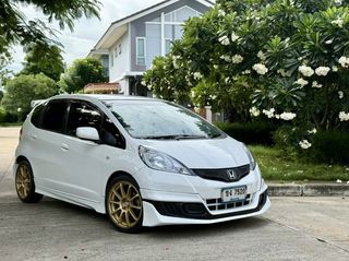 Honda Jazz V รถสวยไม่เคยแก๊ส