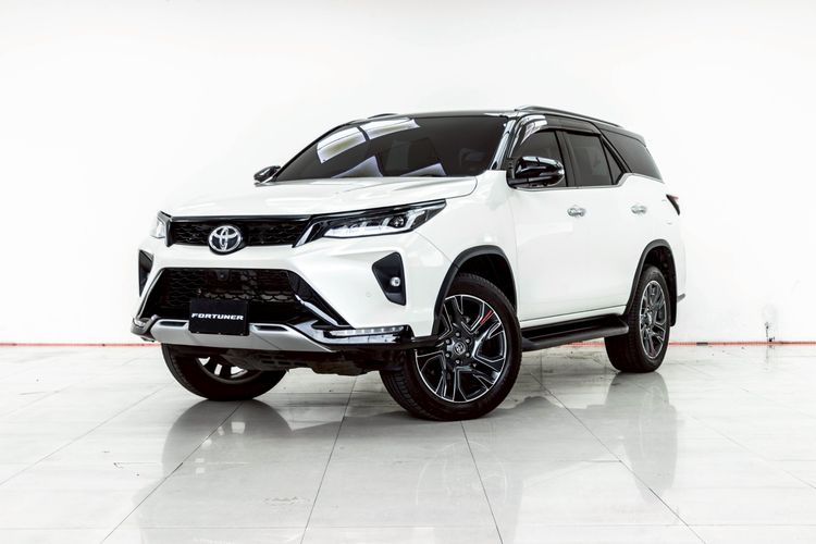 รถ Toyota Fortuner 2.4 Legender Black Top 4WD สี ขาว