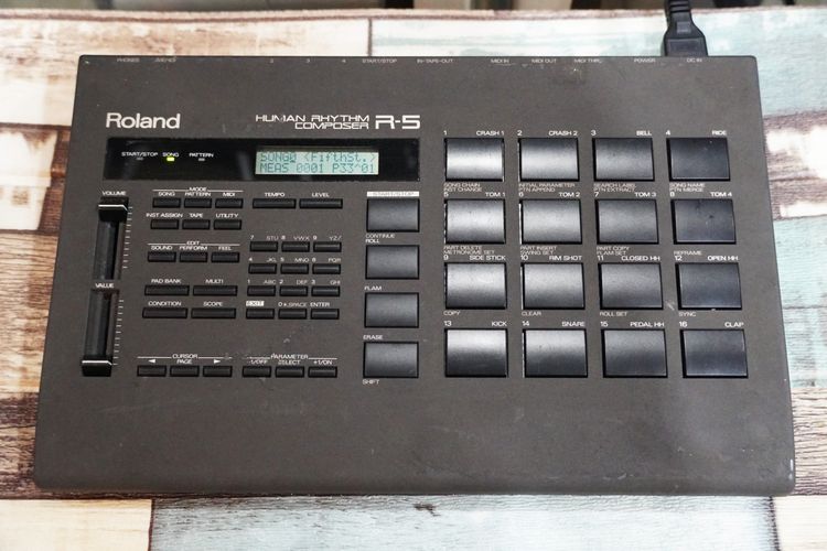 บอกซ์กลอง Roland R-5 ลงจังหวะไทย78จังหวะ พร้อมออกงาน ใช้งานปรกติทุกปุ่ม พร้อมอะแด๊ปเตอร์ ตัวละ 8000 บาท