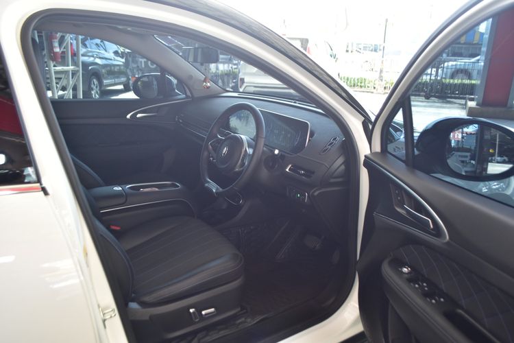 GWM ORA Good Cat 2024 500KM ULTRA Sedan ไฟฟ้า ไม่ติดแก๊ส เกียร์อัตโนมัติ ขาว รูปที่ 4