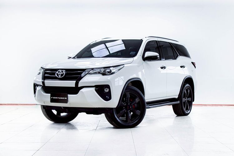 รถ Toyota Fortuner 2.4 V 4WD สี ขาว