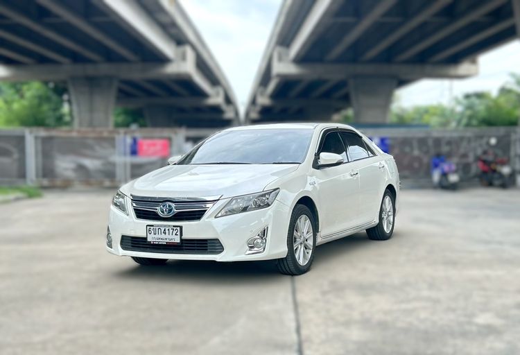 รถ Toyota Camry 2.5 Hybrid สี ขาว