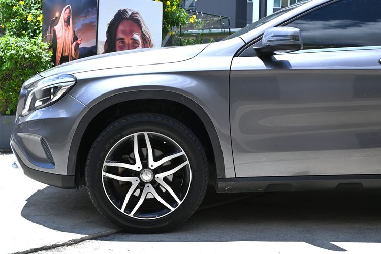 Mercedes-Benz GLA-Class 2016 GLA200 Sedan เบนซิน ไม่ติดแก๊ส เกียร์อัตโนมัติ เทา รูปที่ 3