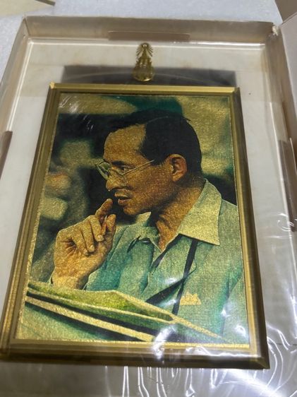พระบรมฉายาลักษณ์ทองคำรัชกาลที่ ๙ พร้อมแท่นวางกล่องนอกครบชุด