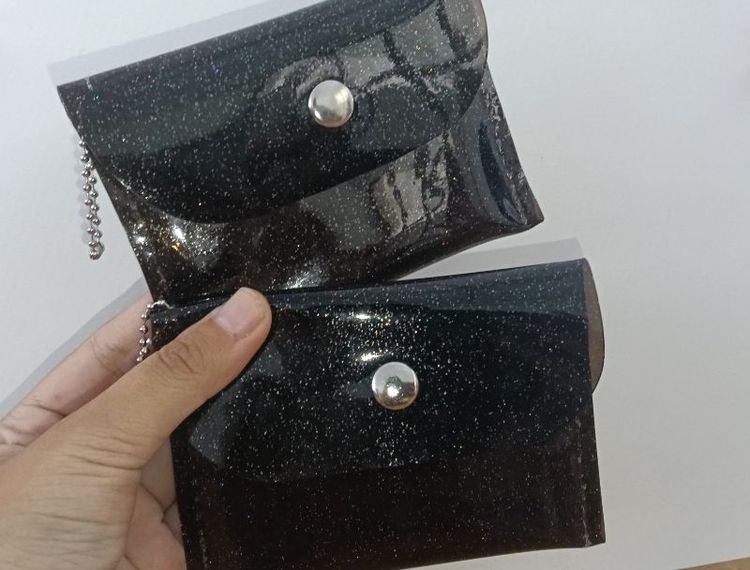 กระเป๋านี้เป็นเป็นกระเป๋าใส่สตางค์มีความกว้าง 11.5 ความยาว 7.5 และมีช่องเล็กใส่บัตรสามารถเอาพวงกุญแจมาห้อยได้ รูปที่ 5