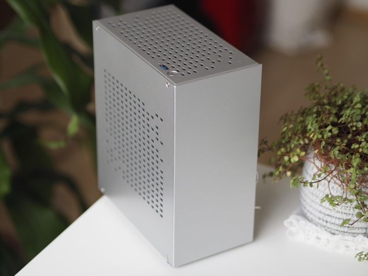 เคสเล็ก Mini-ITX สีเงิน งานอลูมิเนียม สวยพรีเมียมสไตล์มินิมอล [ของใหม่ + สาย Riser