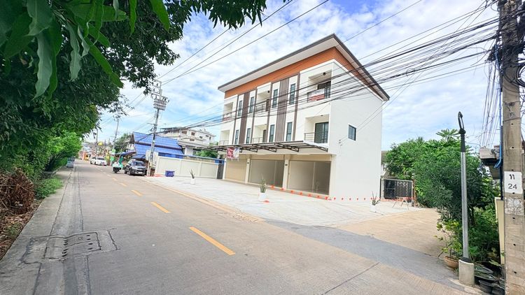 ขายอาคารพาณิชย์พักอาศัย 3 ชั้น  โมเดิร์น เพชรเกษม 112
