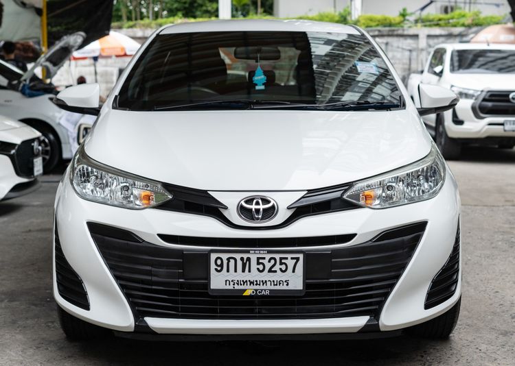 รถ Toyota Yaris 1.2 E สี ขาว