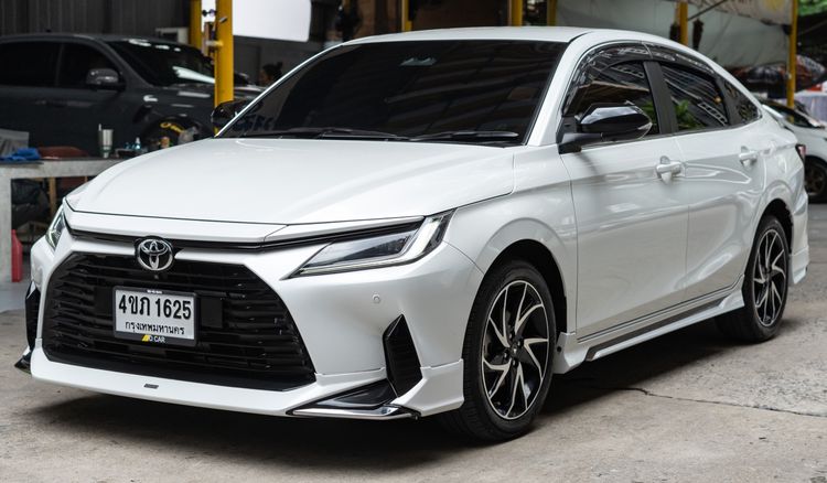Toyota Yaris ATIV 2023 1.2 Premium Luxury Modellista Sedan เบนซิน ไม่ติดแก๊ส เกียร์อัตโนมัติ ขาว รูปที่ 2