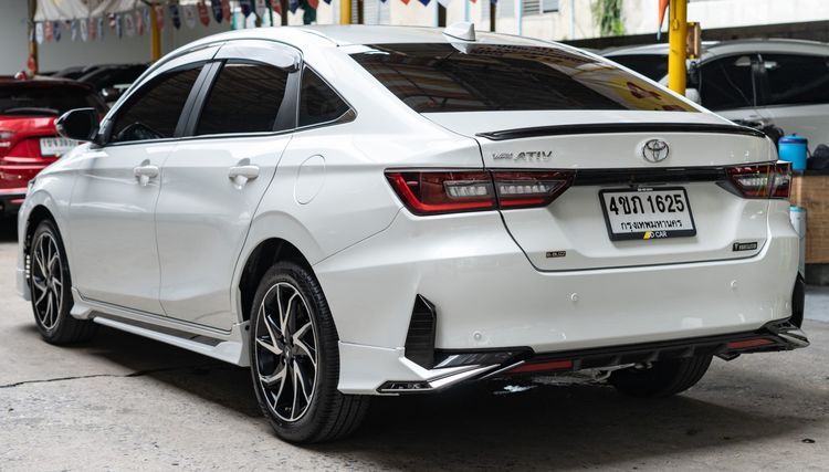 Toyota Yaris ATIV 2023 1.2 Premium Luxury Modellista Sedan เบนซิน ไม่ติดแก๊ส เกียร์อัตโนมัติ ขาว รูปที่ 3