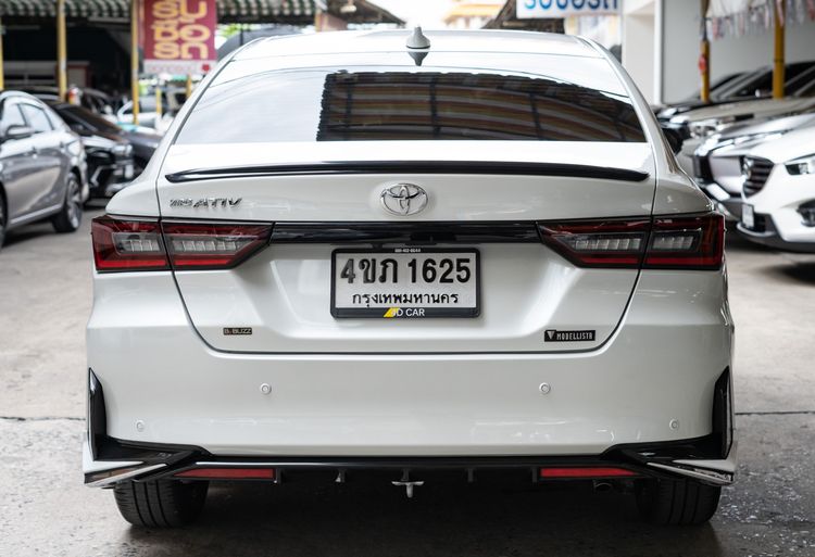 Toyota Yaris ATIV 2023 1.2 Premium Luxury Modellista Sedan เบนซิน ไม่ติดแก๊ส เกียร์อัตโนมัติ ขาว รูปที่ 4