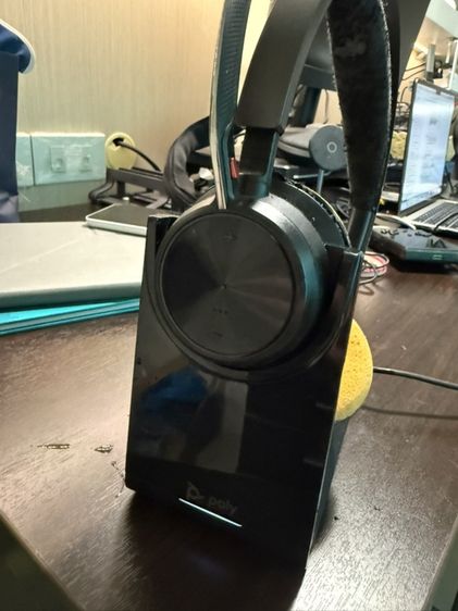 POLY PLANTRONICS VOYAGER FOCUS 2 UC WITH CHARGE STAND หูฟังแบบไร้สาย หูฟังบลูทูธ