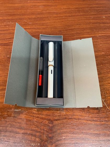 ปากกา Lamy สีขาว หมึกซึม มือหนึ่ง