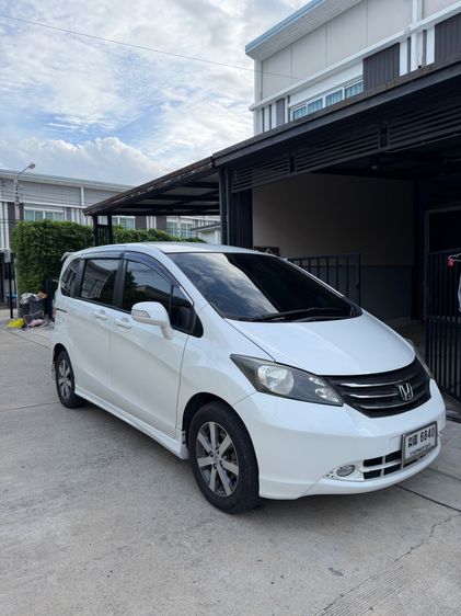 รถ Honda Freed 1.5 E สี ขาว
