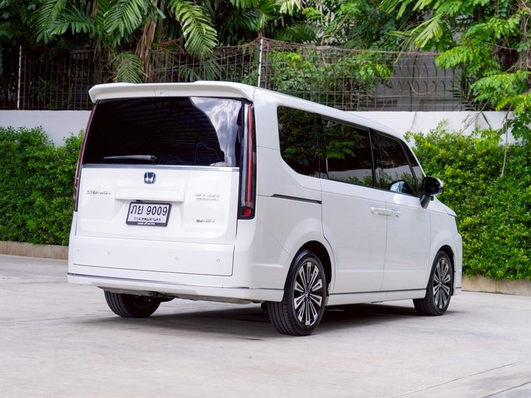 Honda Stepwagon 2023 2.0 Spada e:HEV Premium Line Utility-car ไฮบริด ไม่ติดแก๊ส เกียร์อัตโนมัติ ขาว รูปที่ 4