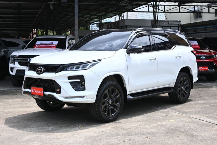 รถ Toyota Fortuner 2.8 GR Sport 4WD สี ขาว