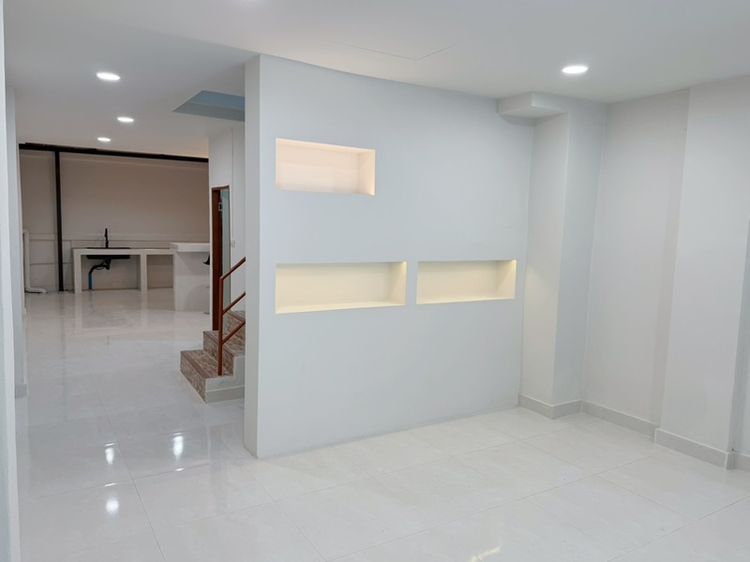 ทาวน์เฮาส์ 4 ชั้น 6 ห้องนอน 4 ห้องน้ำ