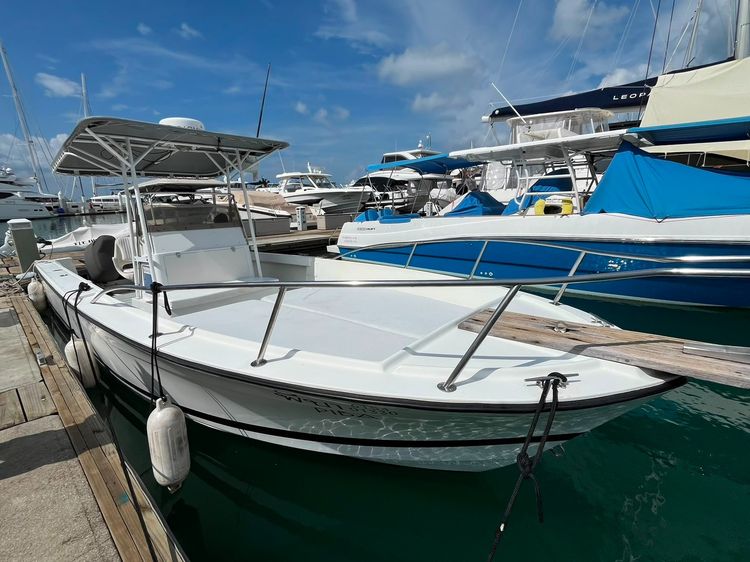 Robalo 2520 CENTER CONSOLE FISHING BOAT 