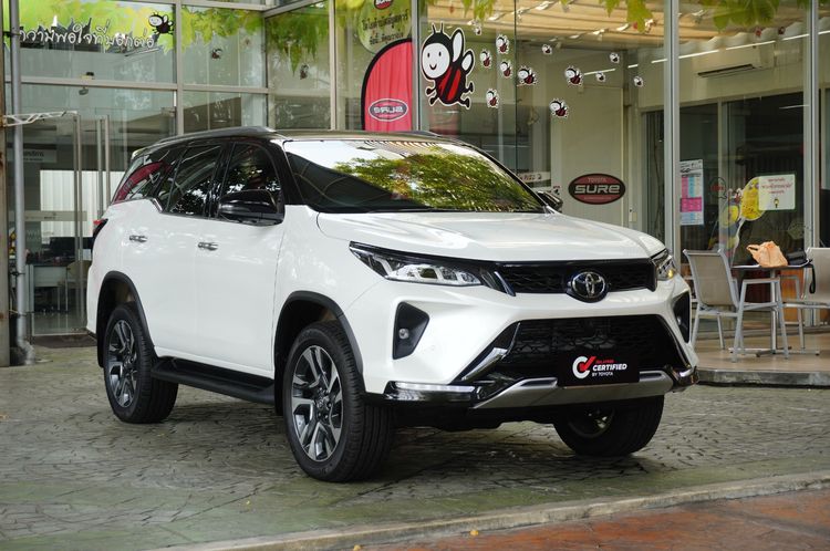 รถ Toyota Fortuner 2.4 Legender สี ขาว