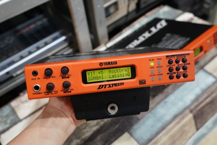 ตัวละ4500 โมดูลกลองไฟฟ้า YAMAHA DTXPRESS (รุ่น 1) ใช้ต่อกับแป้นตี รูทริกอินแจ็คโฟน แถมพร้อมขายึด และอะแด้ปเตอร์ ผลิตญี่ปุ่น 10 รูอินพุท + 1  รูปที่ 7