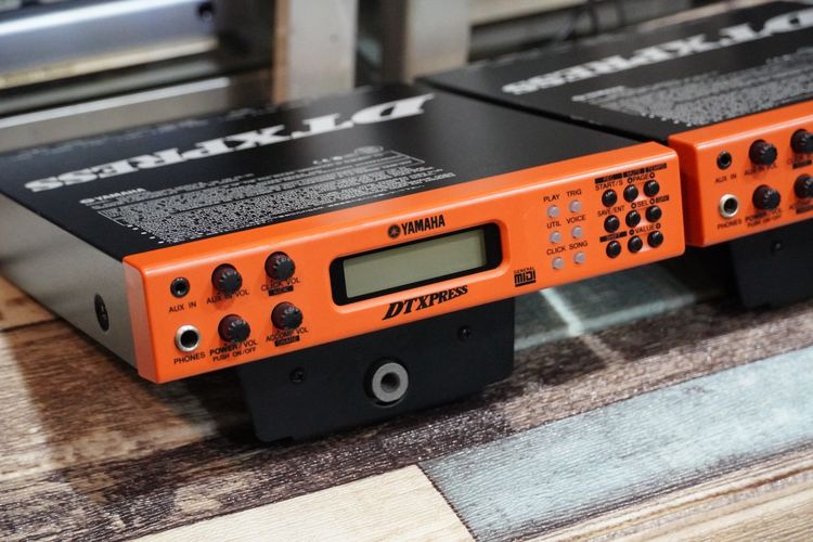 ตัวละ4500 โมดูลกลองไฟฟ้า YAMAHA DTXPRESS (รุ่น 1) ใช้ต่อกับแป้นตี รูทริกอินแจ็คโฟน แถมพร้อมขายึด และอะแด้ปเตอร์ ผลิตญี่ปุ่น 10 รูอินพุท + 1  รูปที่ 5