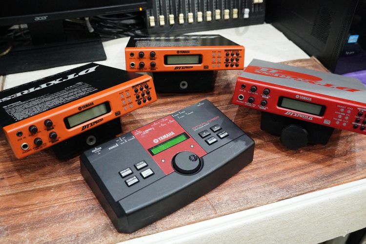 ตัวละ4500 โมดูลกลองไฟฟ้า YAMAHA DTXPRESS (รุ่น 1) ใช้ต่อกับแป้นตี รูทริกอินแจ็คโฟน แถมพร้อมขายึด และอะแด้ปเตอร์ ผลิตญี่ปุ่น 10 รูอินพุท + 1  รูปที่ 3